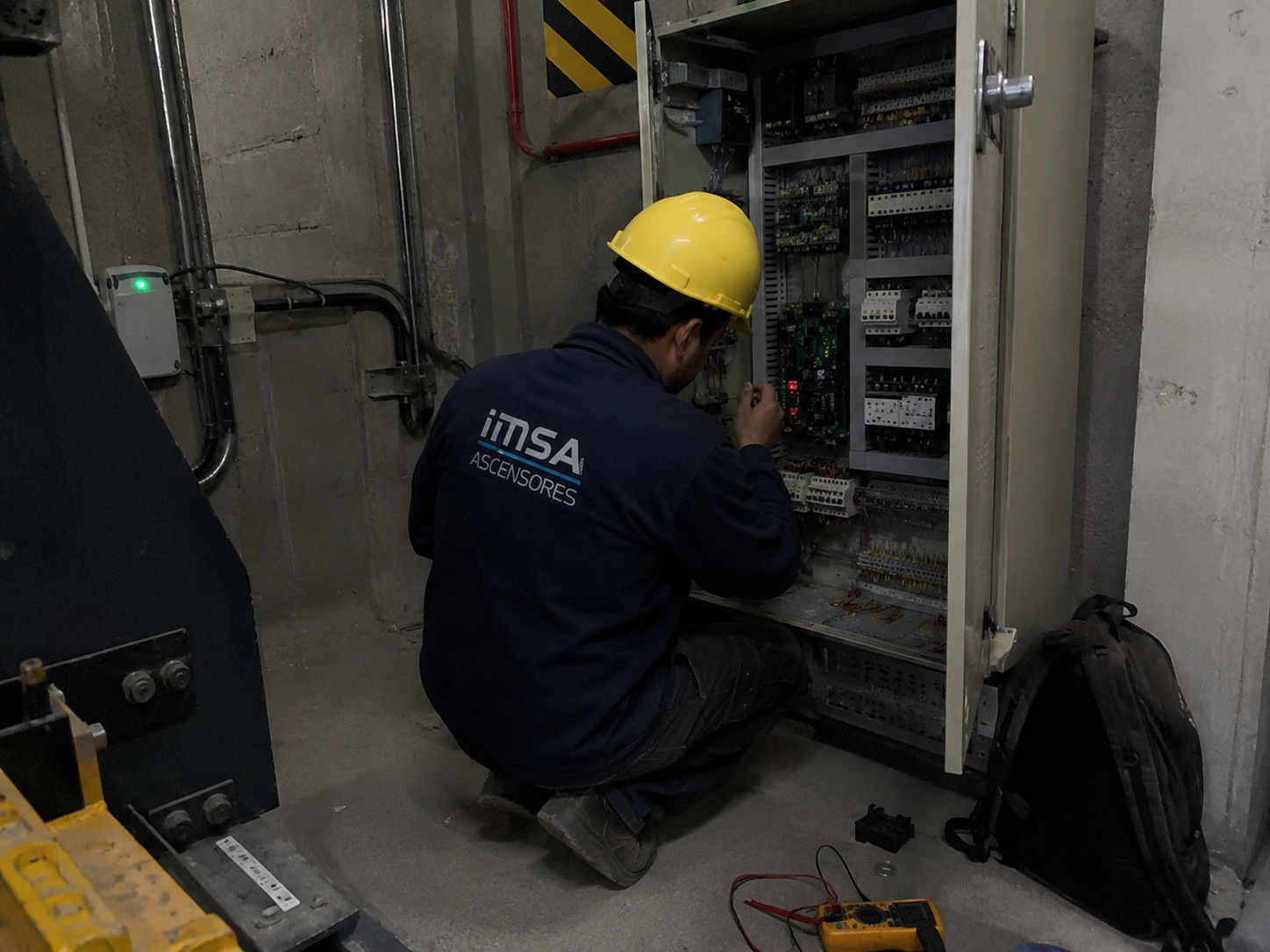 Técnico IMSA trabajando