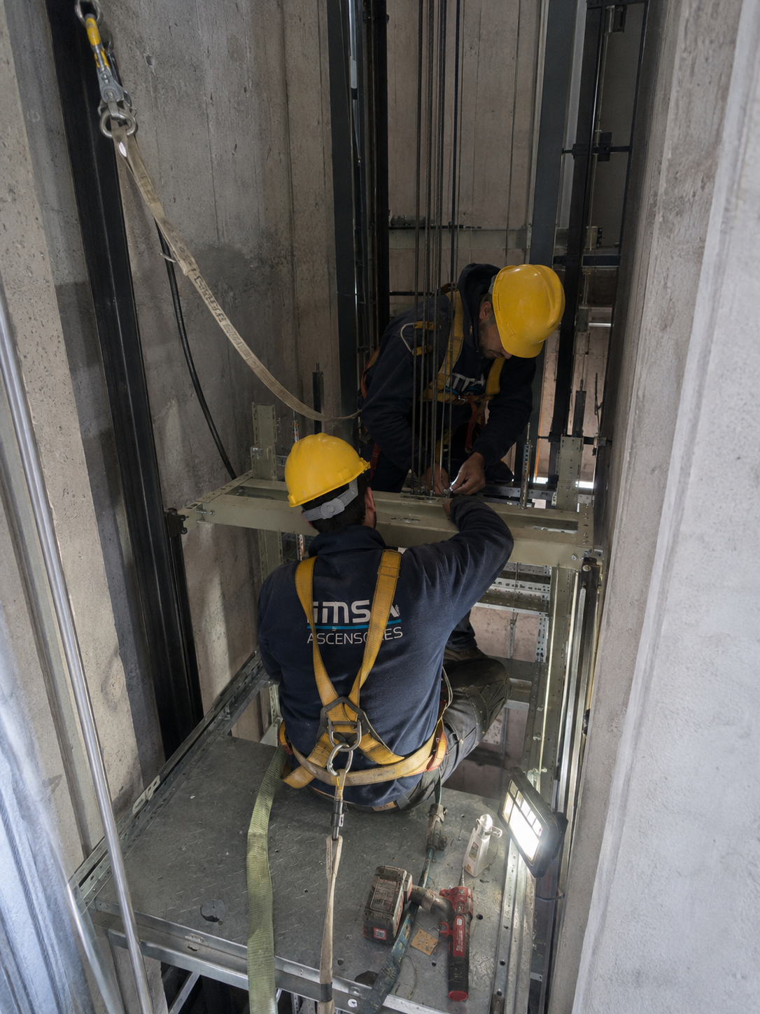 Técnicos IMSA en pasadizo